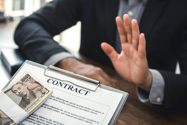 Бизнесмен отвергает деньги, японскую иену курренции, которые приходят с контрактом - анти-взяточничество и коррупционные концепции
