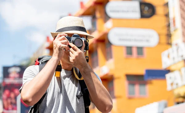 Fotograf Turystyczny Aparatem Fotograficznym Khao San Drogi Bangkok Tajlandia Podczas — Zdjęcie stockowe