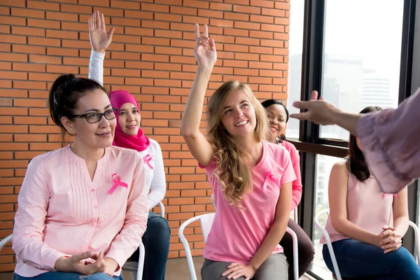 Mujeres Multietinicas Que Usan Ropa Color Rosa Con Cintas Reunidas —  Fotos de Stock