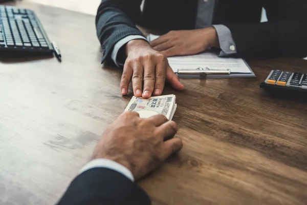 Empresário Dando Dinheiro Notas Iene Japonês Para Seu Parceiro Mesa — Fotografia de Stock