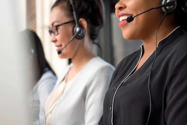 Blandad Ras Kvinnor Team Som Arbetar Call Center Som Telemarketing — Stockfoto