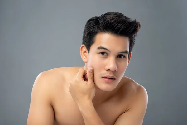 Портрет Молодого Красивого Азиатского Мужчины Рубашки Трогающего Проверяющего Лицо Предмет — стоковое фото