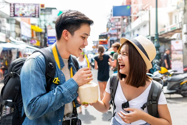 Młoda Szczęśliwa Para Azjatyckich Turystów Backpackers Cieszyć Podróży Khao San — Zdjęcie stockowe