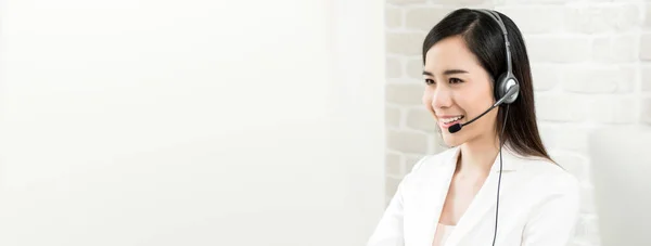 Smiling Beautiful Asian Woman Telemarketing Customer Service Agent Working Call — Stock Photo, Image