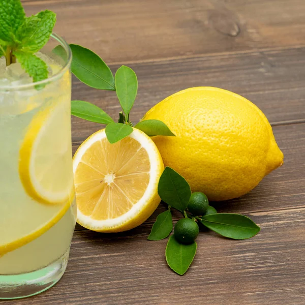 Refrescante Bebida Jugo Limonada Vaso Con Limones Sobre Fondo Mesa —  Fotos de Stock