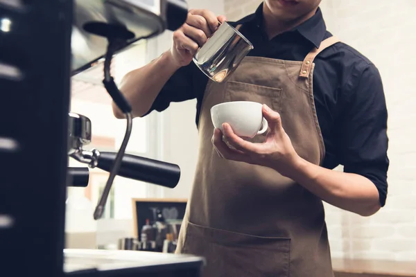 Professionell Barista Hälla Ångad Mjölk Kaffekopp Gör Latte Konst Café — Stockfoto