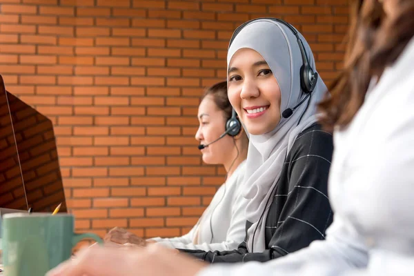 Lächelnde Schöne Muslimische Geschäftsfrau Telemarketing Agentin Oder Kundendienstmitarbeiterin Die Mit — Stockfoto