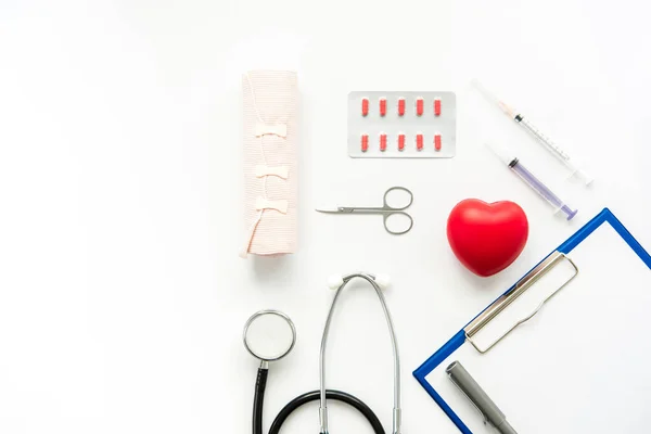Instrumenty Medyczne Czerwonym Kształcie Serca Białym Tle Widok Góry Przestrzenią — Zdjęcie stockowe