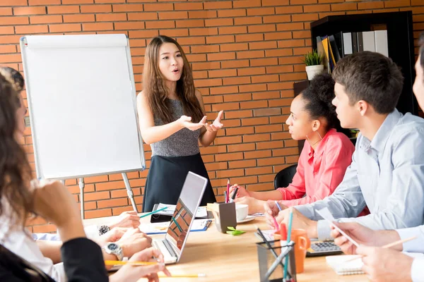 Puissante Femme Leader Asiatique Faisant Une Présentation Ses Collègues Dans — Photo