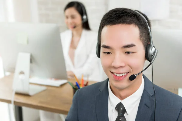Sorrindo Masculino Asiático Serviço Cliente Agente Telemarketing Trabalhando Call Center — Fotografia de Stock