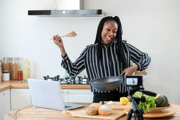 Szczęśliwy Afryki Amerykanka Vlogger Nadawanie Żywo Wideo Online Nauczania Gotowania — Zdjęcie stockowe
