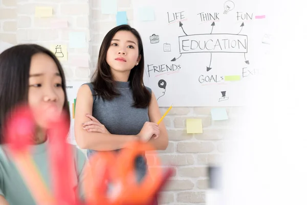Mladá Asijská Žena Učitel Přes Ruce Hledá Poslouchá Svého Studenta — Stock fotografie