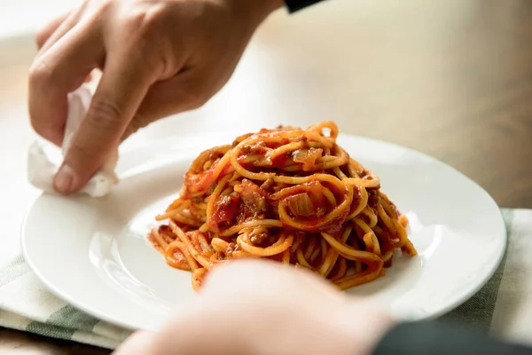 Ręka Szefa Kuchni Wycierająca Talerz Spaghetti Bolognese Poszyciu Przygotowująca Się — Zdjęcie stockowe