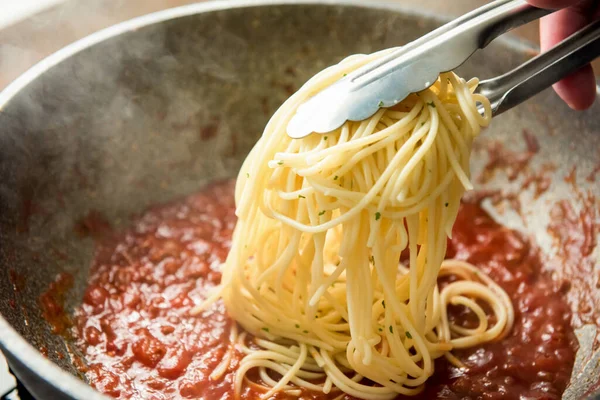 Gotowane Włoskie Spaghetti Patelni Gorącym Sosem Bolognese — Zdjęcie stockowe