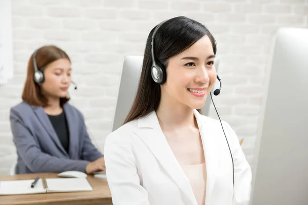 Krásné Usměvavé Asijské Podnikatelky Nosí Sluchátka Pracující Call Centru Kancelář — Stock fotografie