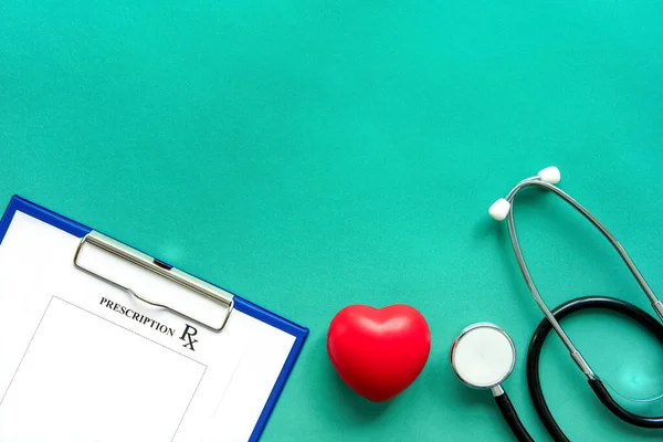 Stethoscoop Recept Rode Hartvorm Bal Groen Papier Medische Achtergrond Bovenaanzicht — Stockfoto