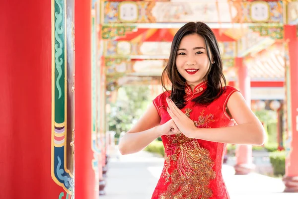 Asiatisk Kvinna Traditionell Röd Cheongsam Qipao Klänning Gör Honnör — Stockfoto