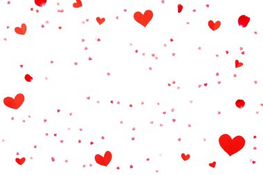 Beyaz kağıda kırmızı kalp şekilleri ve gül yaprakları, Sevgililer Günü arka plan konsepti