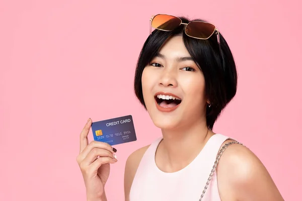 Молода Азійка Кредитною Карткою Майстерні Ізольована Рожевому Фоні — стокове фото