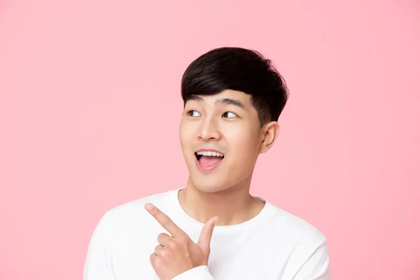 Sorrindo Jovem Bonito Asiático Homem Apontando Mão Para Espaço Vazio — Fotografia de Stock