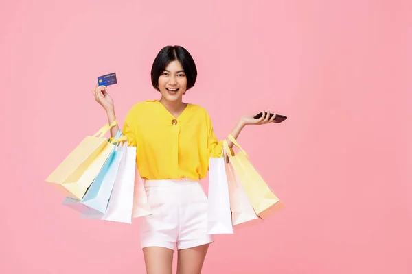 Ganska Leende Asiatisk Kvinna Med Shoppingväskor Visar Kreditkort Handstudio Skott — Stockfoto