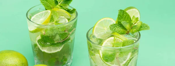 Refreshing Mojito Cocktail Drinks Glasses Fresh Sliced Limes Peppermint Leaves — Stock Photo, Image