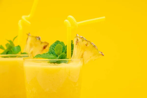 Boissons Rafraîchissantes Smoothie Ananas Sain Dans Les Verres Garnis Menthe — Photo