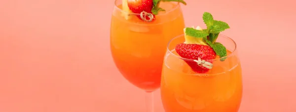 Kleurrijke Verfrissende Aardbeien Oranje Zonsopgang Cocktail Drankjes Bril Koraal Roze — Stockfoto