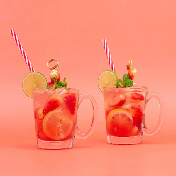 Kleurrijke Verfrissende Drankjes Voor Zomer Koude Aardbeien Limonade Sap Met — Stockfoto