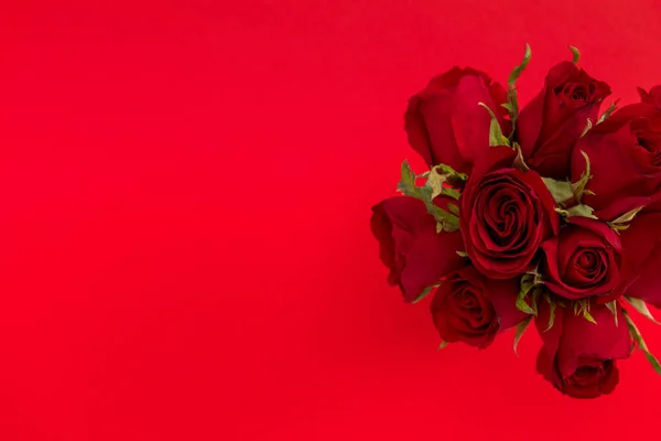 Bouquet Roses Saint Valentin Sur Fond Rouge Avec Espace Copie — Photo