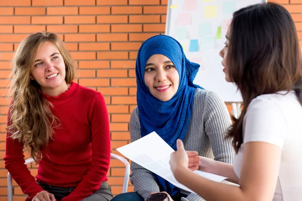 Grupo Mujeres Casuales Multiétnicas Reunidas Para Proyecto Social —  Fotos de Stock