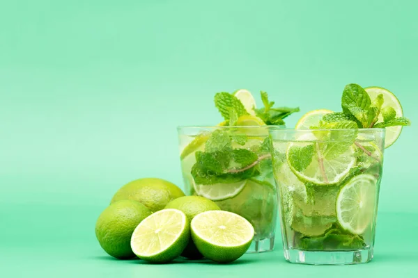 Uppfriskande Mojito Cocktail Drycker Glasen Med Färska Skivade Lime Och — Stockfoto