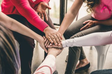 Bir grup farklı kadın ellerini bir araya getirip göğüs kanseri farkındalığı kampanyası kampanyasında birbirlerini güçlendirdiler.