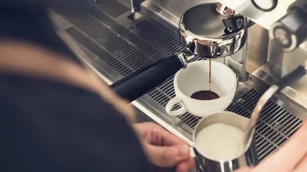 Barista Brygger Kaffe Och Ångande Mjölk Med Maskin Caféet — Stockfoto