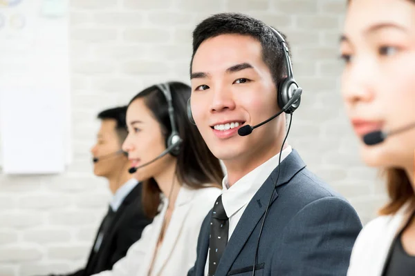 Sonriente Hombre Asiático Servicio Cliente Agente Telemarketing Que Trabaja Centro — Foto de Stock