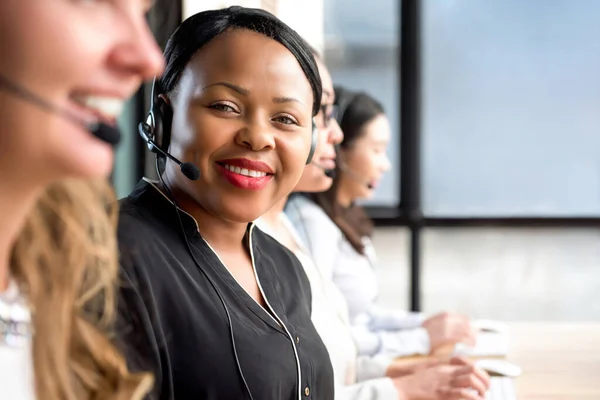 Vriendelijke Zwarte Vrouw Dragen Microfoon Headset Werken Call Center Met — Stockfoto