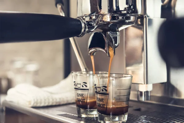 Kaffe Som Bryggs Maskinen Som Rinner Genom Portafilter Espressoglas — Stockfoto