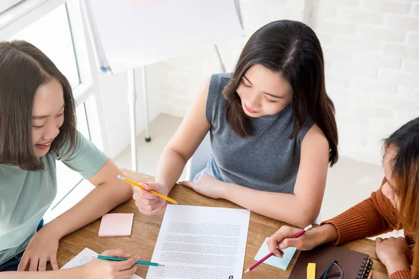 Bir Grup Yabancı Üniversite Asyalı Kız Öğrencileri Sınıftaki Masada Ödev — Stok fotoğraf