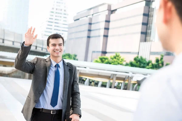 Jonge Knappe Zakenman Zwaaien Hand Begroeten Zijn Vriend Buiten Stad — Stockfoto