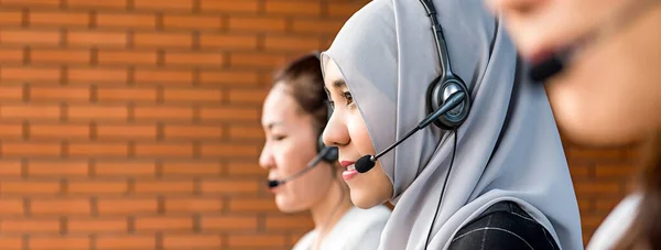Mulher Muçulmana Asiática Bonita Que Trabalha Call Center Com Sua — Fotografia de Stock