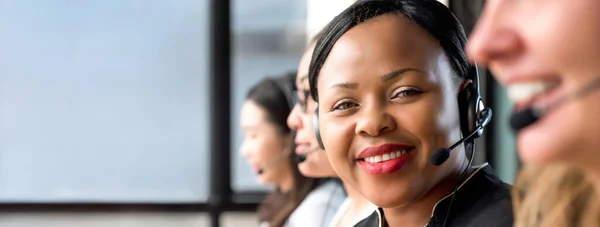 Mulher Negra Amigável Usando Fone Ouvido Microfone Trabalhando Call Center — Fotografia de Stock