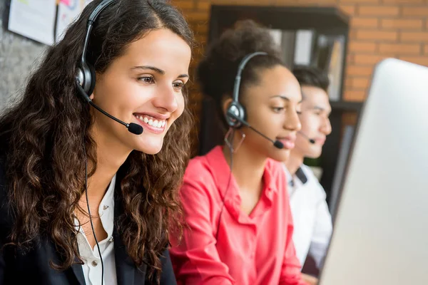 Lächelnde Schöne Geschäftsfrau Die Mit Ihrem Internationalen Team Call Center — Stockfoto