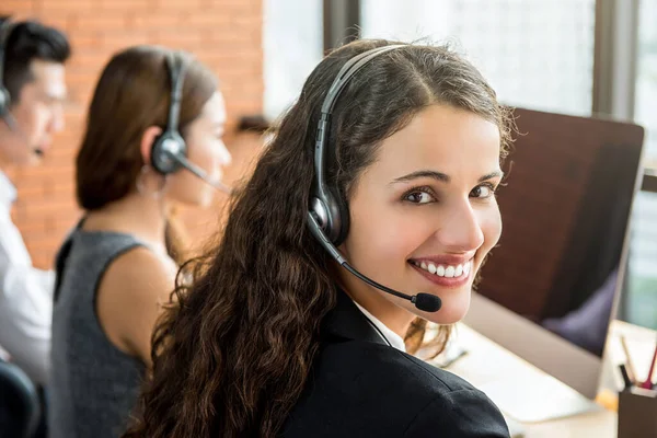 Lächelnde Schöne Geschäftsfrau Die Callcenter Als Telemarketing Betreiberin Arbeitet — Stockfoto