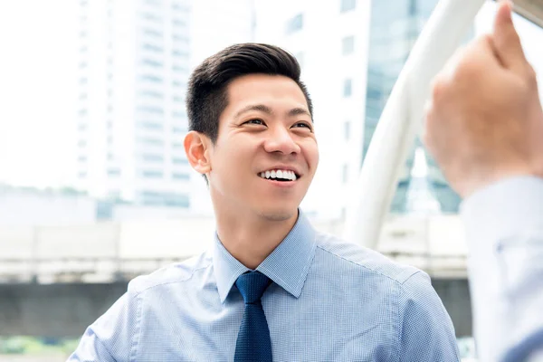Sonriente Amistoso Guapo Asiático Hombre Negocios Hablando Con Colega Aire — Foto de Stock