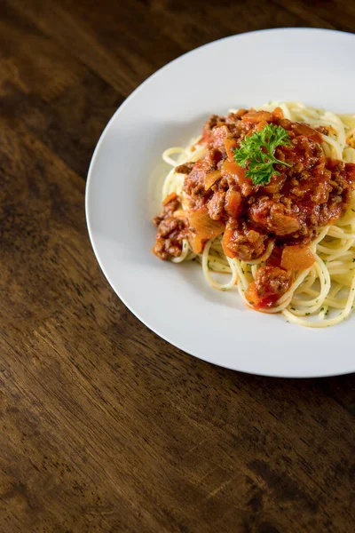 Domowe Pyszne Włoskie Spaghetti Sosem Bolońskim Pietruszką Wierzchu Białym Talerzu — Zdjęcie stockowe