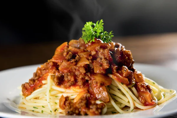 Zbliżenie Domowej Roboty Pyszne Włoskie Spaghetti Gorącym Sosem Bolognese Mięsa — Zdjęcie stockowe