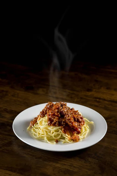 Domowej Roboty Pyszne Włoskie Spaghetti Gorącym Sosem Bolognese Mięsa Białym — Zdjęcie stockowe