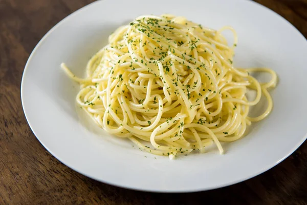 Domowej Roboty Włoskie Spaghetti Przyprawy Pietruszki Mielonej Białym Talerzu Przy — Zdjęcie stockowe