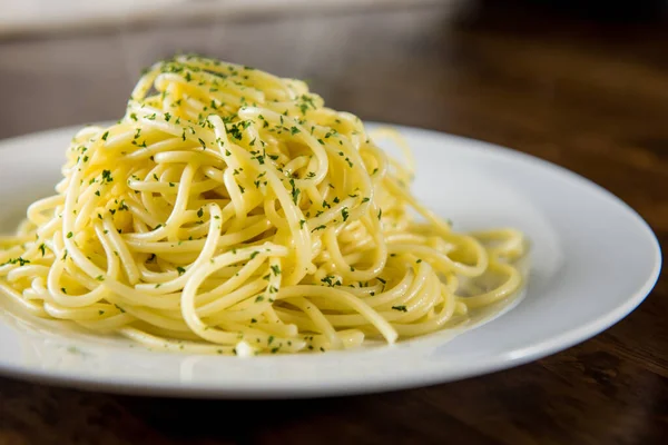 Domowej Roboty Włoskie Spaghetti Przyprawy Pietruszki Mielonej Białym Talerzu Przy — Zdjęcie stockowe
