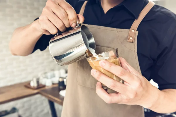 Profesjonalny Barista Wlewając Parze Mleka Filiżanki Kawy Podejmowania Sztuki Latte — Zdjęcie stockowe